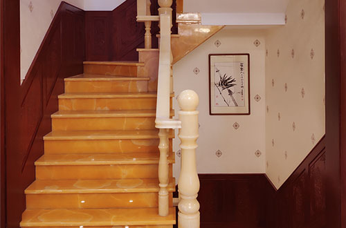 镇宁中式别墅室内汉白玉石楼梯的定制安装装饰效果